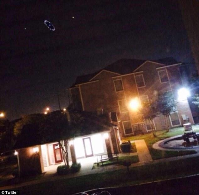 Captan impresionantes imágenes de un supuesto OVNI volando durante una tormenta en Houston-0